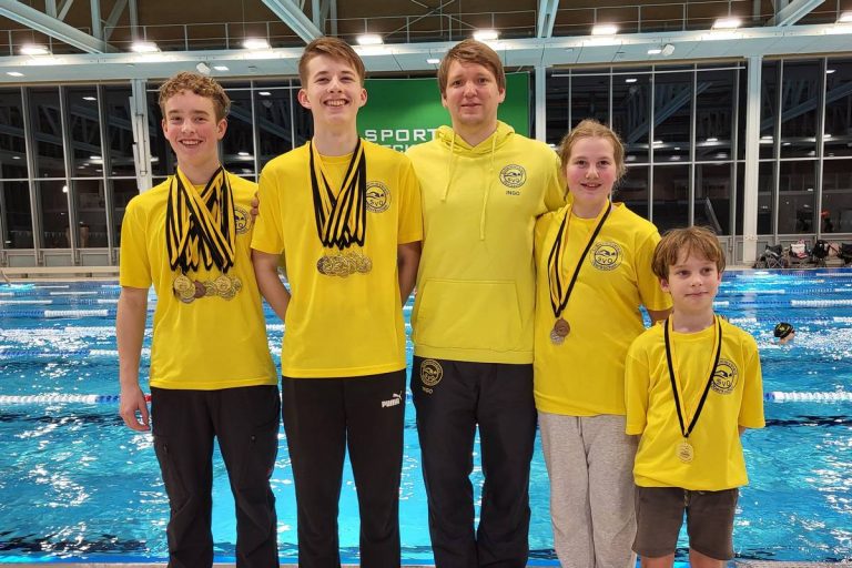 Kleines Team, große Wirkung: Oberkochener Schwimmer glänzen bei Bezirksmeisterschaften